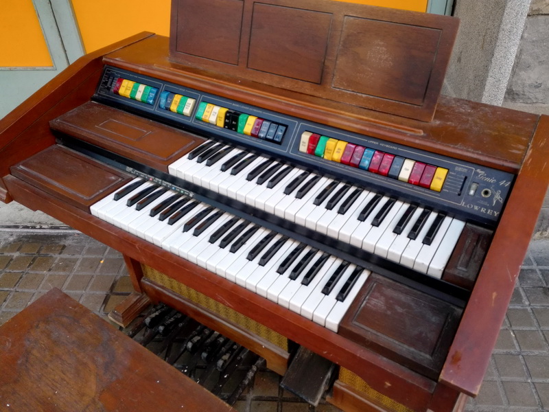 organo piano lowrey magic genie 44.madera 92-109x116x60 (75eu.) 1u